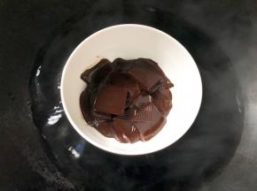 现在开始做巧克力慕斯，巧克力隔热水融化
