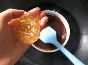 放入泡软的吉利丁片，隔热水融化