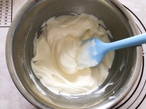 淡奶油和酸奶混合搅拌均匀