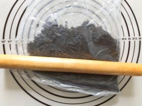 奥利奥去点掉夹心，碾碎