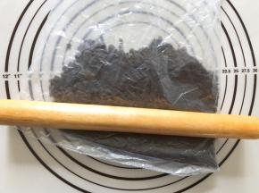 奥利奥去点掉夹心，碾碎
