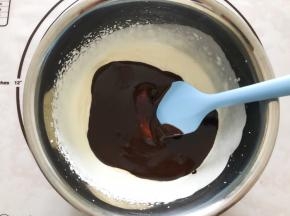 淡奶油打发后和巧克力液混合搅拌均匀