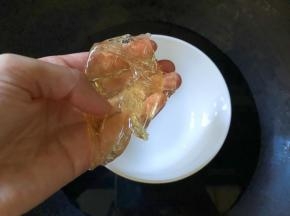 挤掉多余水分，放入碗中隔热水融化