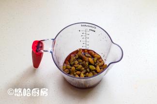 葡萄干清水淘洗一下，放一点红酒浸泡半个小时。如果时间充足，就浸泡一夜，这样泡出的葡萄干味道更好。葡萄酒用最普通的就好。