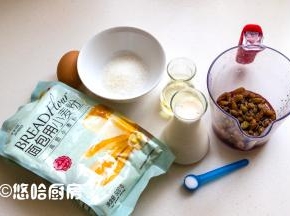 准备好做面包的材料，材料都是室温状态即可。喜欢用黄油的可以把植物油换成等量黄油。
