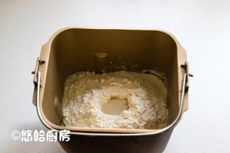 面包机桶中依次放入鸡蛋、牛奶、糖、盐、植物油、面粉，酵母放在最上面。如果用黄油就需要后放，待面团成团较光滑的时候放黄油。