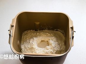 面包机桶中依次放入鸡蛋、牛奶、糖、盐、植物油、面粉，酵母放在最上面。如果用黄油就需要后放，待面团成团较光滑的时候放黄油。