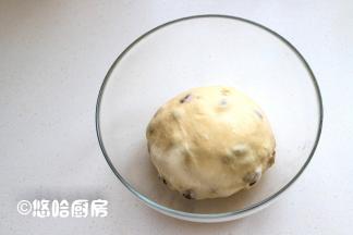 揉匀的面团放入容器中，盖保鲜膜室温下进行发酵。