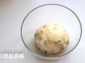 揉匀的面团放入容器中，盖保鲜膜室温下进行发酵。