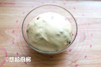 发酵到位的面团已膨胀至2倍大，现在温度高，发酵很快，一个小时左右。