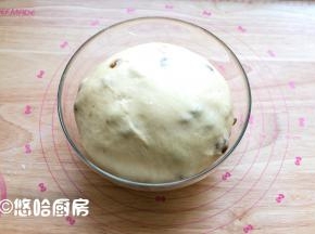发酵到位的面团已膨胀至2倍大，现在温度高，发酵很快，一个小时左右。