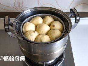 二发大约一个小时发酵到位，发酵到基本满模具。模具放入已烧开水的锅中，中大火开始蒸，时间30分钟左右。
