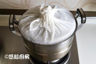 如果有竹笼屉的，最好用竹笼屉，目的是避免水滴落在面团上。没有的话，就用一块纱布包住锅盖，在锅盖外面打好结。