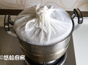 如果有竹笼屉的，最好用竹笼屉，目的是避免水滴落在面团上。没有的话，就用一块纱布包住锅盖，在锅盖外面打好结。