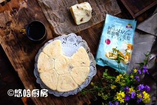 关火后立刻开盖取出，倒扣在盖垫上即可，非常蓬松的面包，和烘烤的效果一样，只不过不上色而已。