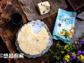 关火后立刻开盖取出，倒扣在盖垫上即可，非常蓬松的面包，和烘烤的效果一样，只不过不上色而已。