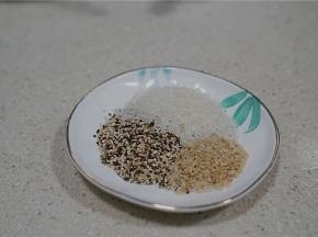 这款蒸杂粮饭，用到的食材有藜麦，糙米，大米。