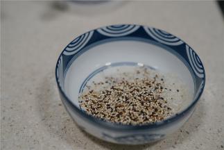 将所用食材混合好，如图我只拍了二人份的量，因为是用蒸锅来蒸米饭，我就在蒸锅的空的地方，直接放入一个碗，今天的话就分别蒸一大碗跟一小碗。
