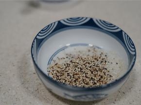 将所用食材混合好，如图我只拍了二人份的量，因为是用蒸锅来蒸米饭，我就在蒸锅的空的地方，直接放入一个碗，今天的话就分别蒸一大碗跟一小碗。