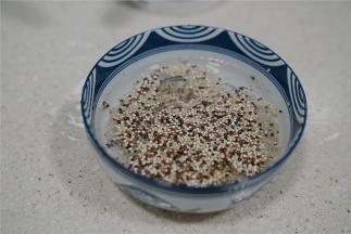 将食材用纯冰水泡洗一下。
