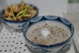将泡洗好的米控水，然后重新加入平时煮饭的水量，藜麦糙米都满喜水的，不过是用带蒸气的臻米折叠蒸锅的话，用水量就跟平时的煮饭一样就可以，不用另外加。