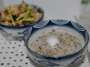 将泡洗好的米控水，然后重新加入平时煮饭的水量，藜麦糙米都满喜水的，不过是用带蒸气的臻米折叠蒸锅的话，用水量就跟平时的煮饭一样就可以，不用另外加。