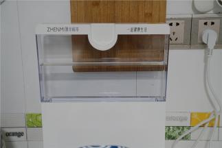 在蒸制前要检查一下水箱里的水位，如果不够就要及时的加入，透明的水箱水位可见，水位不够就可直接看到。蒸制所用的水最好是用纯净水，这样子蒸制出来的菜更健康卫生。