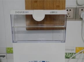 在蒸制前要检查一下水箱里的水位，如果不够就要及时的加入，透明的水箱水位可见，水位不够就可直接看到。蒸制所用的水最好是用纯净水，这样子蒸制出来的菜更健康卫生。