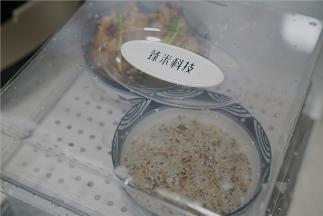 然后上盖，如图这样子二层设计，刚好可以满足三口之家的需求。透明的蒸箱一目了然，拍菜谱过程的这几秒里，蒸汽都已经上来了，十秒快速出蒸汽，真是好快捷哦。