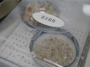然后上盖，如图这样子二层设计，刚好可以满足三口之家的需求。透明的蒸箱一目了然，拍菜谱过程的这几秒里，蒸汽都已经上来了，十秒快速出蒸汽，真是好快捷哦。