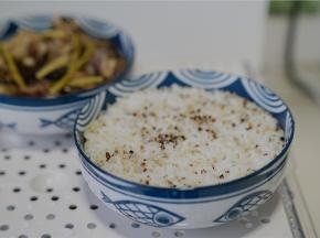 然后定时一小时的蒸制，如图这款杂粮米饭就蒸好了。这样子平平实实的看不出口感。