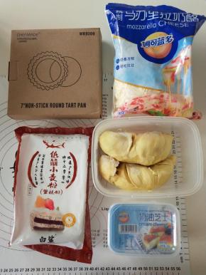 材料备齐，黄油软化，低筋面粉过筛。
