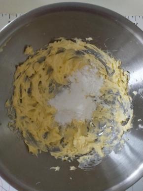 3、加入盐和糖粉拌匀。
