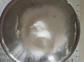 4、加入过筛的低筋面粉揉成团。
