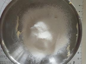 4、加入过筛的低筋面粉揉成团。
