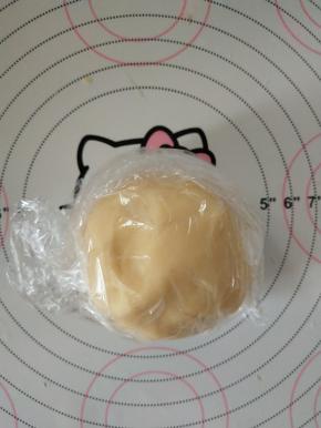 5、包保鲜膜冷藏1小时。
