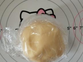 5、包保鲜膜冷藏1小时。
