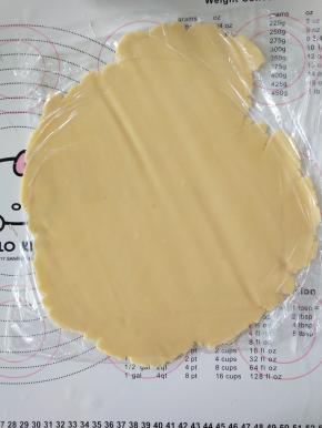 6、将面团放在上下保鲜膜之间，擀成大片，不要太薄。
