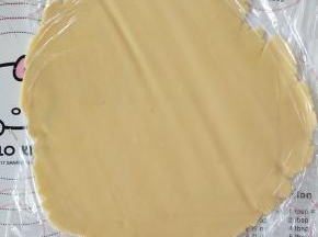 6、将面团放在上下保鲜膜之间，擀成大片，不要太薄。
