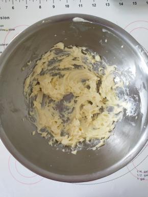 8、奶油奶酪打发顺滑。
