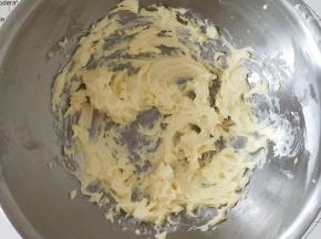 8、奶油奶酪打发顺滑。
