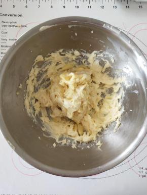 9、加入弄碎的榴莲肉拌匀。
