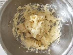 9、加入弄碎的榴莲肉拌匀。
