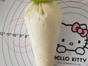 10、装入裱花袋备用。
