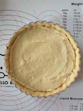 11、将内陷挤在派皮内，铺平。
