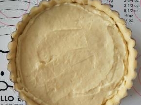 11、将内陷挤在派皮内，铺平。
