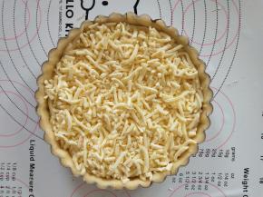 12、撒上适量马苏里拉芝士。
