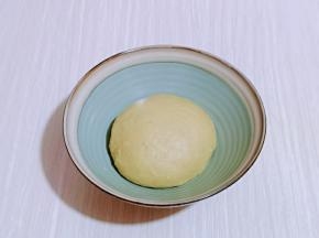 揉好的面团取出揉圆，盖上保鲜膜进行发酵。(面包机里直接发酵也可以)