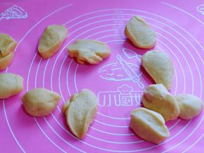 将发酵好的面团分割11等份，盖上保鲜膜松弛10分钟。