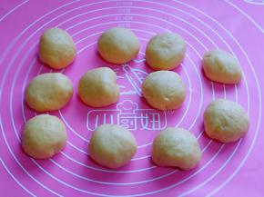 松弛好的面团收口朝下，捏紧，再揉圆。